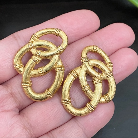 Vintage 80’s AVON Brushed Gold-tone Interlocking Ovals Post Earrings - Picture 5 of 11